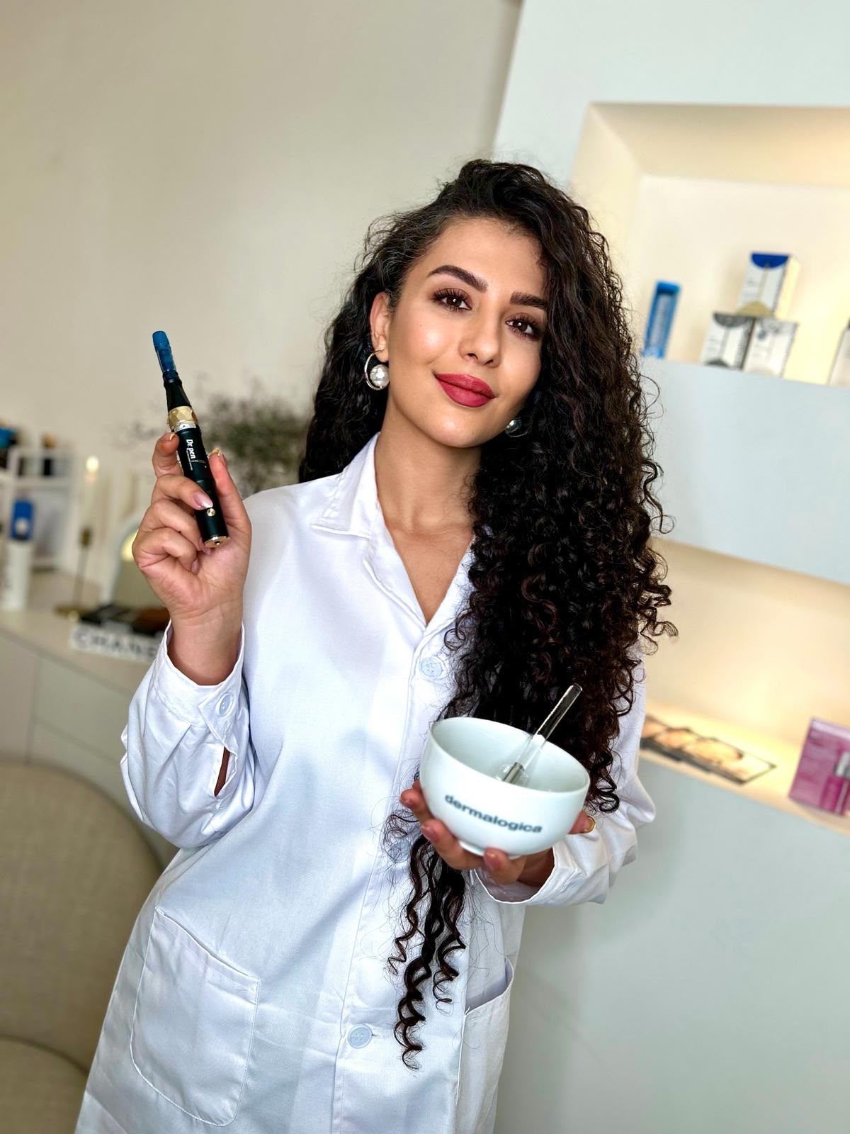 Mahshid Abedi mit Microneedling-Pen in ihrem Studio in Stuttgart